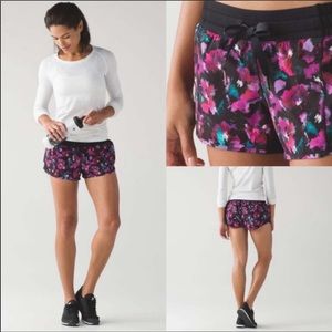 Lululemon Hotty Hot Short Mini Midnight Floral size 4, 2.5 in